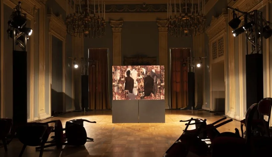 «Φάντασμα στη Μηχανή»: Το Δημοτικό Θέατρο Πειραιά ανοίγει τις πόρτες του στο κοινό, αποκαλύπτοντας τους ιστορικούς του χώρους με μια εικαστική εξερεύνηση