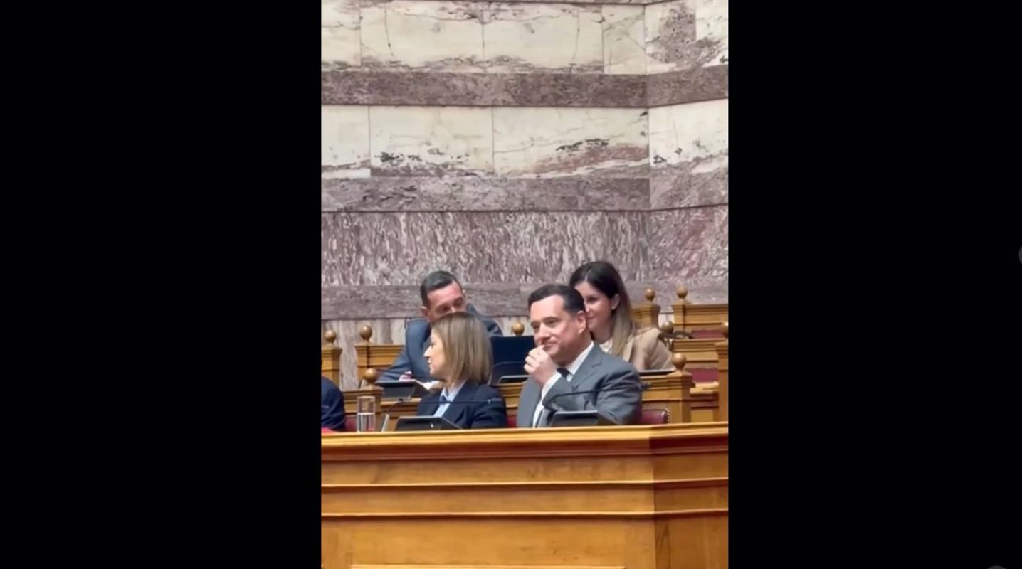 Βίντεο με τον Άδωνι Γεωργιάδη να τρώει κρακεράκι ανέβασε στο TikTok η Ζωή Κωνσταντοπούλου, προκαλώντας έντονη αντιπαράθεση