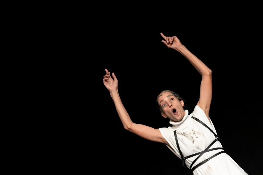 Η «Ισμήνη» της Καρόλ Φρεσέτ: Η Φωνή που Ακούγεται από τη Σκιά της Αντιγόνης στο Θέατρο ARROYO