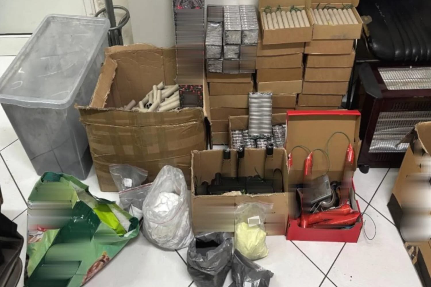 Σοκαριστική αποκάλυψη στον Άγιο Δημήτριο: 16χρονος κατασκεύαζε και πωλούσε κροτίδες από το δωμάτιό του – Συνελήφθησαν αυτός και ο πατέρας του (εικόνες)