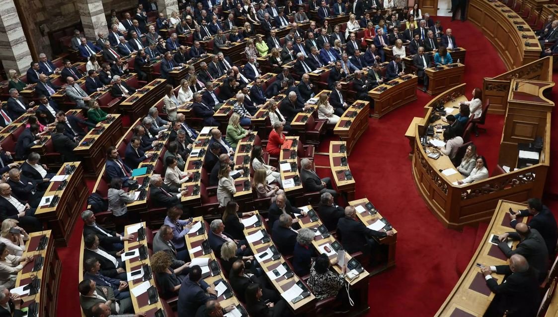 Βουλή: Ψηφίζεται ο νόμος του Υπουργείου Ανάπτυξης για την αθέμιτη κερδοφορία και το πλαφόν στο περιθώριο κέρδους