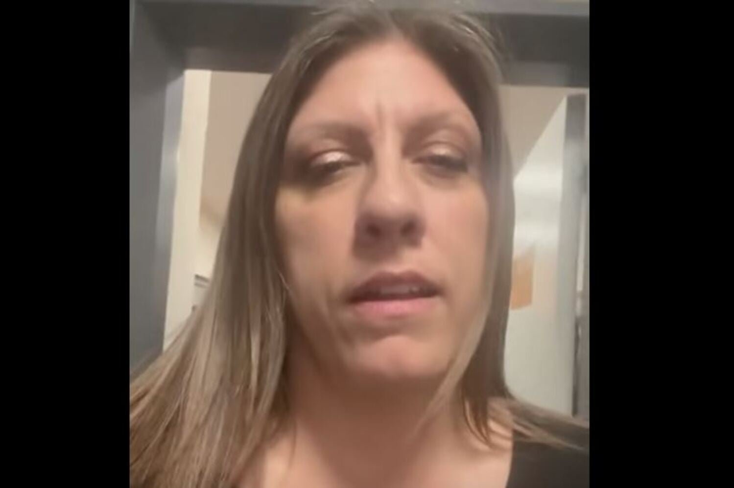 Ζωή Κωνσταντοπούλου: Συγκλονιστικό Βίντεο από το Δικαστικό Μέγαρο Λάρισας – «Απίθανα Έκτροπα και Μηνύσεις για τα Τέμπη»