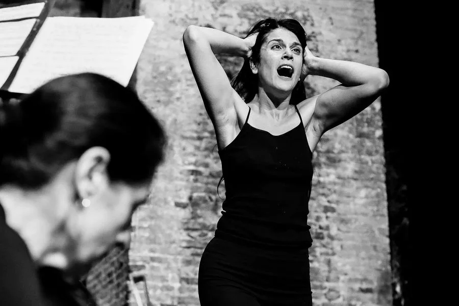 «Ulrike – Γράμματα από τη Νεκρή Πτέρυγα»: Η παράσταση που εμβαθύνει στον κόσμο της Ουλρίκε Μάινχοφ στο Θέατρο Φούρνος