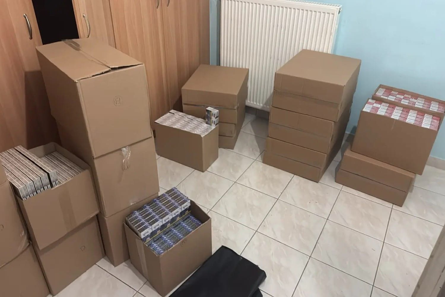 Εξαρθρώθηκε Σπείρα Διακίνησης Λαθραίων Καπνικών Προϊόντων: Ζημιά 1 Εκατομμυρίου Ευρώ σε Αττική και Βόρεια Ελλάδα