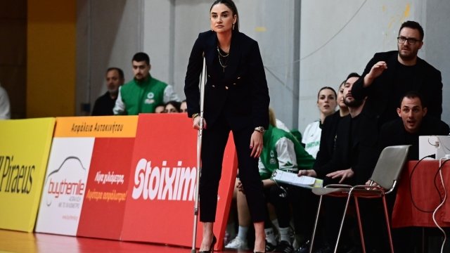 Ολυμπιακός – Παναθηναϊκός: Με πατερίτσα και τακούνια εμφανίστηκε στο ΣΕΦ η Σελέν Ερτνέμ (Βίντεο)