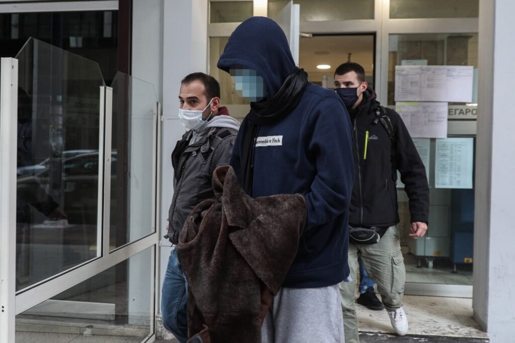 Σπέτσες: Ανατροπή στην υπόθεση δολοφονίας του 2020 – Από ισόβια σε 15ετή κάθειρξη για τον γιο καθηγητή του ΕΜΠ