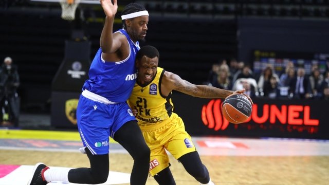 Basket League: Η ΑΕΚ επικράτησε 100-87 του Ηρακλή, μετά από ένα ντέρμπι με πρωταγωνιστές τους Νάναλι και Μπάρτλει