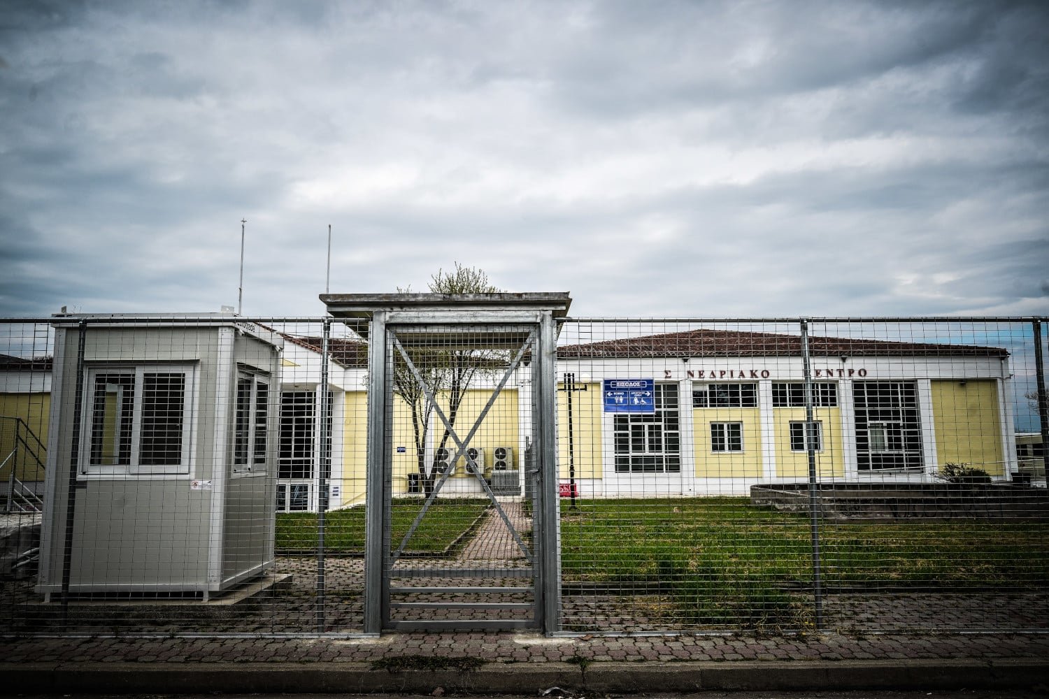 Η Δίκη για την Τραγωδία στα Τέμπη Ξεκινά: Αυστηρά Μέτρα Ασφαλείας & Ειδικά Διαμορφωμένος Χώρος Φρούρησης στη Λάρισα (Φωτογραφίες)