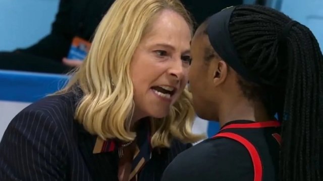 Η προπονήτρια της NCAA που έγινε viral: Το “ματς καριέρας” της παίκτριάς της μετά από κρίσιμες συμβουλές (Βίντεο)