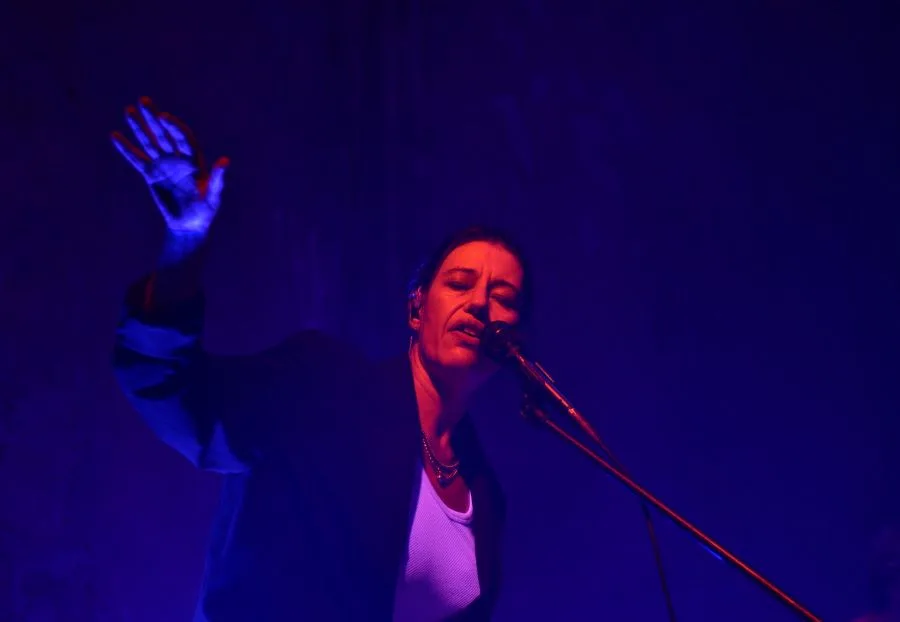 Η Loo Ζωντανεύει τον Νέο Υδαταέριο με Ένα Μαγευτικό DJ Set στο Βιομηχανικό Μουσείο Φωταερίου