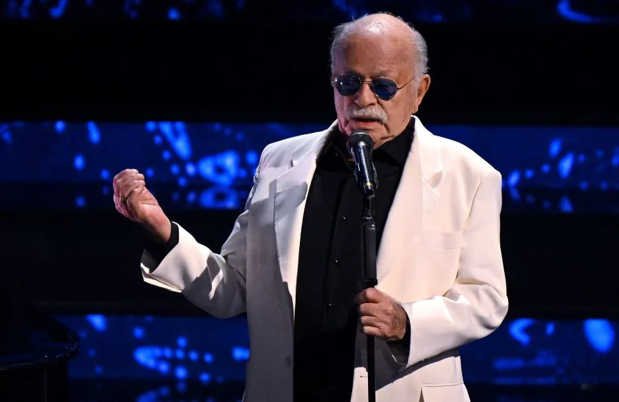 Αποχαιρετάμε τον Τζίνο Πάολι: Ο εμβληματικός Ιταλός τραγουδοποιός έφυγε από τη ζωή σε ηλικία 91 ετών