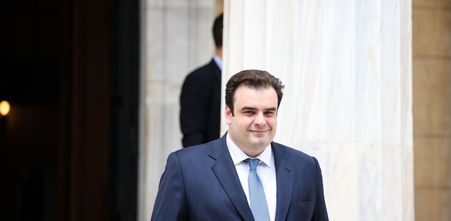 Συνάντηση Υπουργού Οικονομίας με την Ελληνική Ένωση Τραπεζών: Εστίαση στην Ανθεκτικότητα της Οικονομίας και τη Διεθνή Μεταβλητότητα