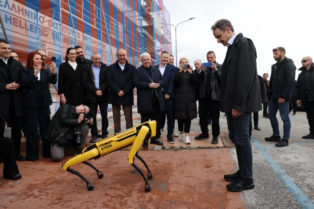Πρωθυπουργός Μητσοτάκης στο Ινστιτούτο Μεταφορών Θεσσαλονίκης: Υποδοχή από τον ρομποτικό σκύλο Κύωνα και παρουσίαση πρωτοποριακών συστημάτων