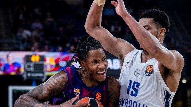 Euroleague: Η Μπαρτσελόνα επικράτησε της Εφές, αυξάνοντας την πίεση στον Παναθηναϊκό AKTOR – Εύκολη νίκη της Ρεάλ απέναντι στην Χάποελ σε άδειο γήπεδο