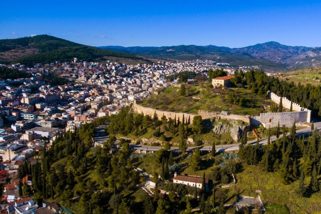 Συμμορία Ανηλίκων Πίσω από Κλοπές Κοσμημάτων και Χρημάτων στη Λαμία: Τέσσερις Διαρρήξεις Καταστημάτων Εξακριβώθηκαν