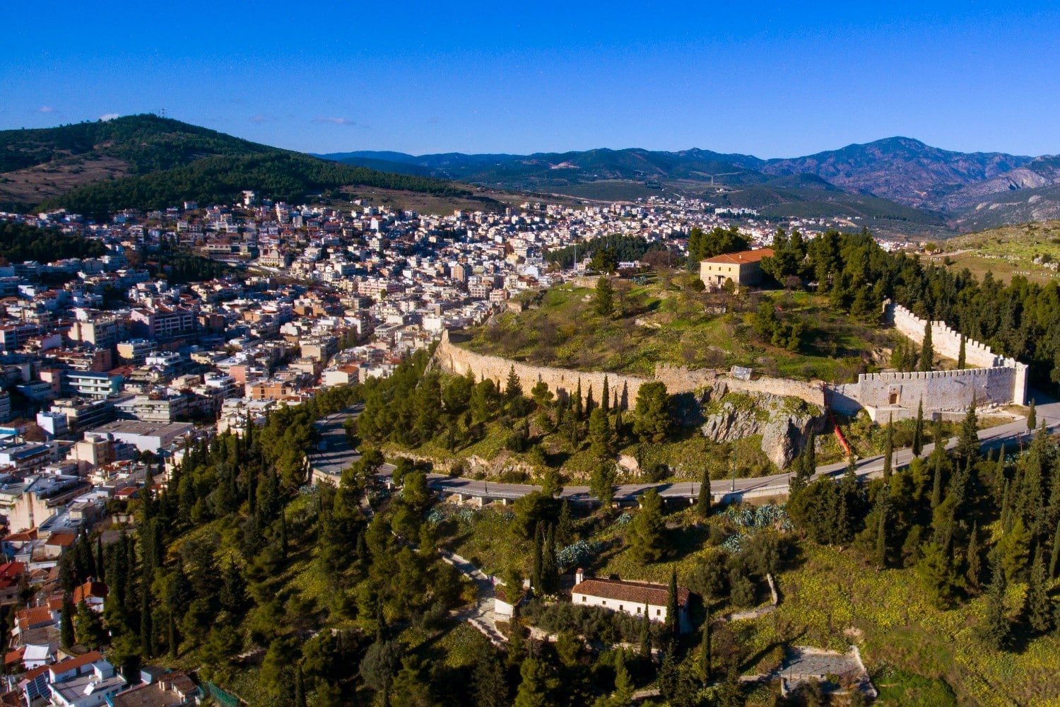 Συμμορία Ανηλίκων Πίσω από Κλοπές Κοσμημάτων και Χρημάτων στη Λαμία: Τέσσερις Διαρρήξεις Καταστημάτων Εξακριβώθηκαν