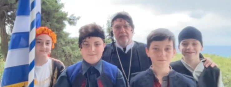 Μαθητές από την Αττική τιμούν την 25η Μαρτίου με παραδοσιακές στολές στη Γαύδο