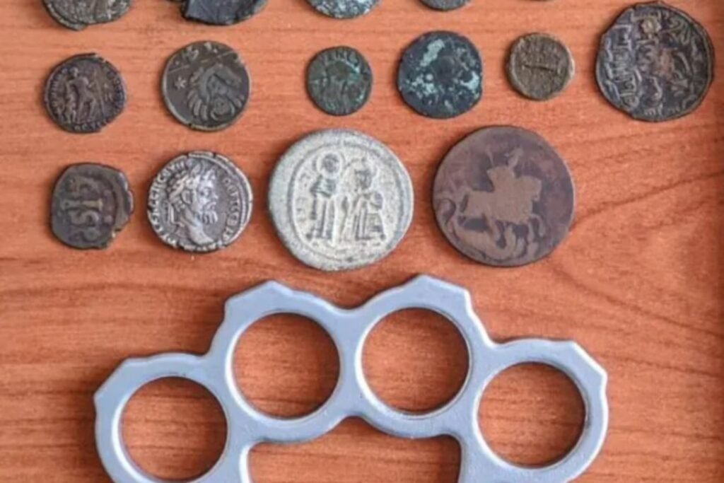 Συνοριακή Αναμέτρηση στην Κέρκυρα: 41χρονος με Αρχαία Νομίσματα και Σιδερογροθιά στα Χέρια