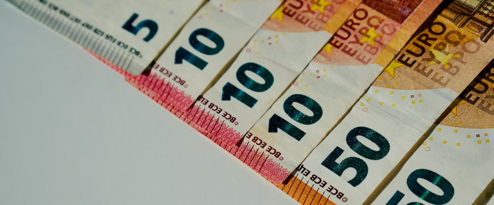 Νέα Αύξηση Κατώτατου Μισθού: Στο Υπουργικό Συμβούλιο Η Απόφαση – Πότε Εφαρμόζεται και Ποιες Παροχές Συνοδεύουν την Αύξηση