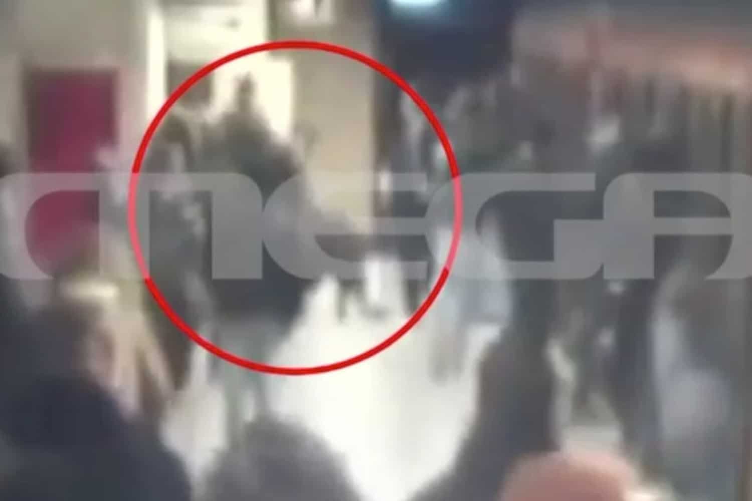 Ανατριχιαστική Επίθεση στο Μετρό Μοναστηράκι: Συμμορία νεαρών αρπάζει αλυσίδα από 20χρονο και τον ξυλοκοπεί εντός συρμού (Συγκλονιστικό Βίντεο)