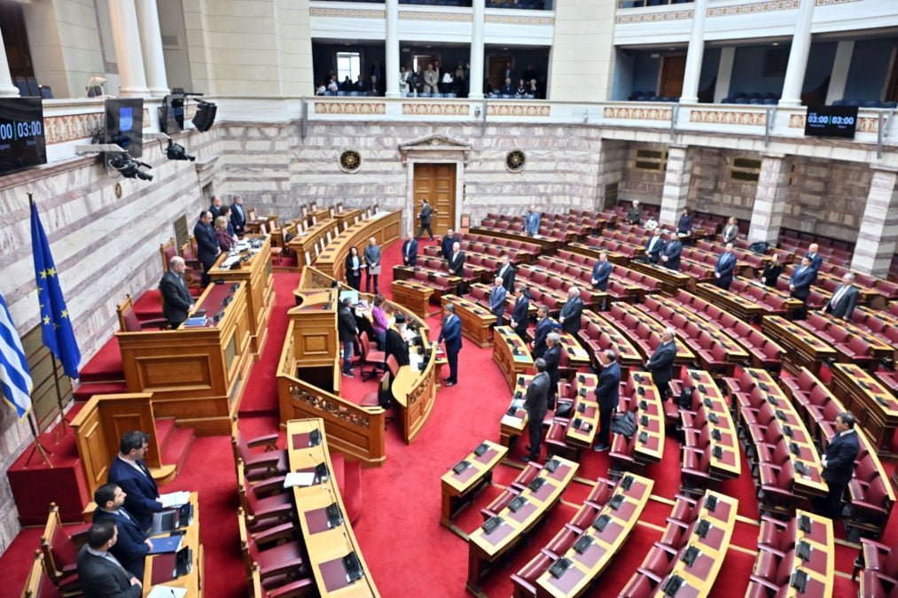 Σφοδρές Αντιδράσεις από την Αντιπολίτευση για την Αύξηση του Κατώτατου Μισθού: «Ανεπαρκής» το Μέτρο