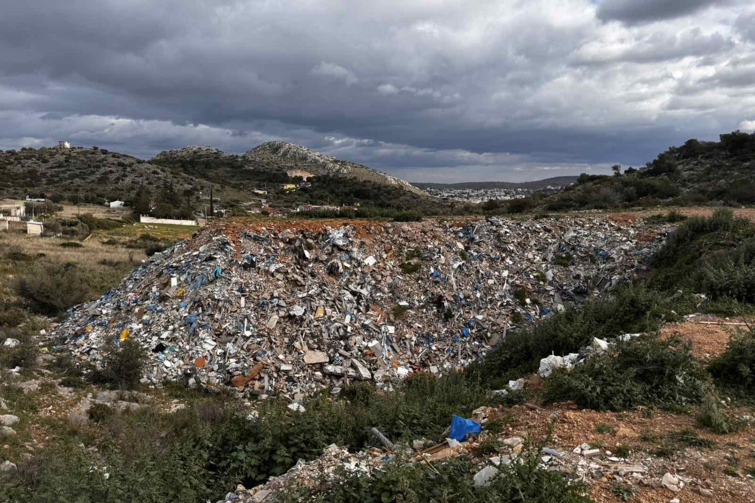 Σαλαμίνα: Συλλήφθησαν τέσσερα άτομα για παράνομη απόρριψη σκουπιδιών – Ειδική Επιχειρησιακή Ομάδα Δράσης επεμβαίνει