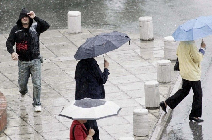 Αναλυτική Πρόγνωση Καιρού: Τοπικές Βροχές, Καταιγίδες και Αισθητή Πτώση της Θερμοκρασίας σε όλη τη χώρα