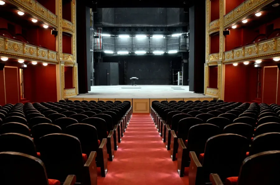 «Διψάει τις Νύχτες»: Το Συναρπαστικό Έργο του Ηλία Μαγκλίνη με τον Όμηρο Πουλάκη στο Δημοτικό Θέατρο Πειραιά