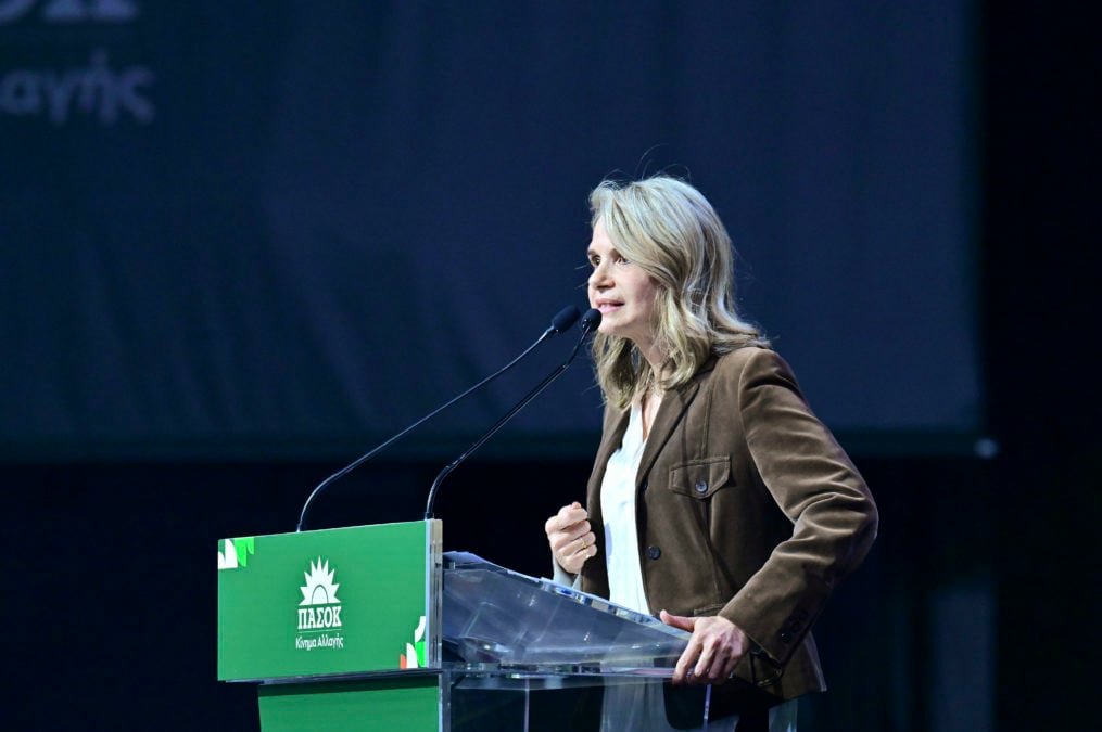 4ο Συνέδριο ΠΑΣΟΚ: Η Μιλένα Αποστολάκη κηρύσσει την αντίθεση με τη Δεξιά και καλεί σε επανένωση με τους πολίτες