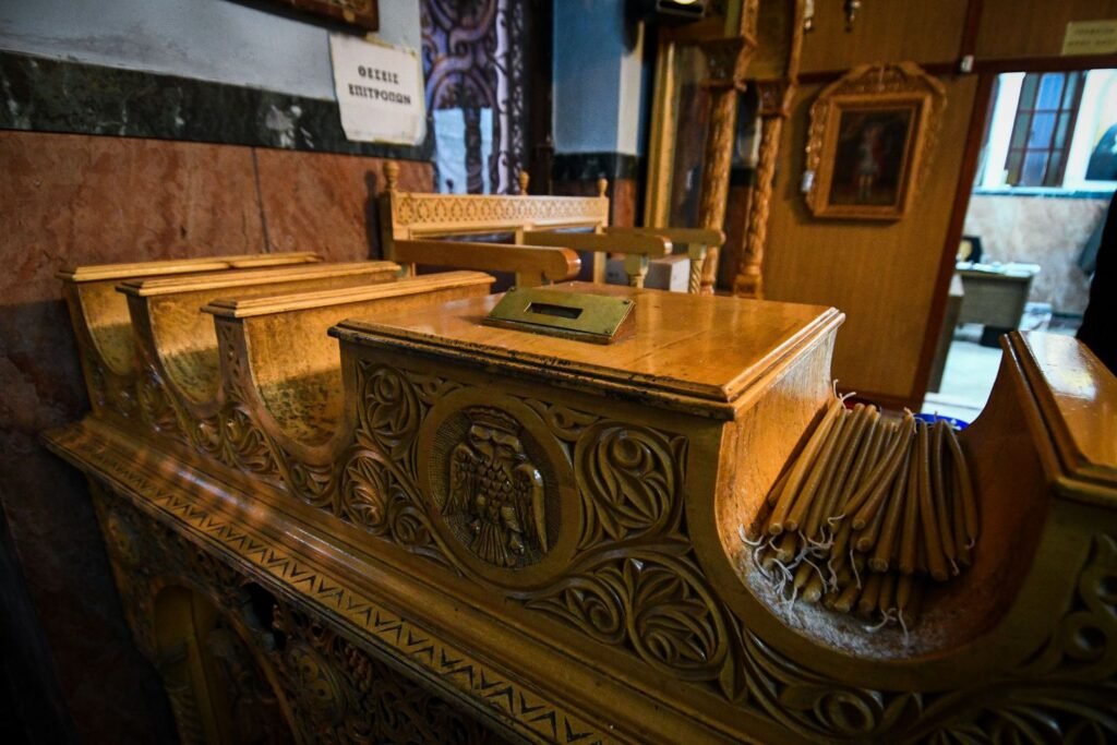 Τρίκαλα: Έντονη διαμάχη ιερέα και πρεσβυτέρας στο αστυνομικό τμήμα – Αλληλομηνύσεις για σωματική βλάβη