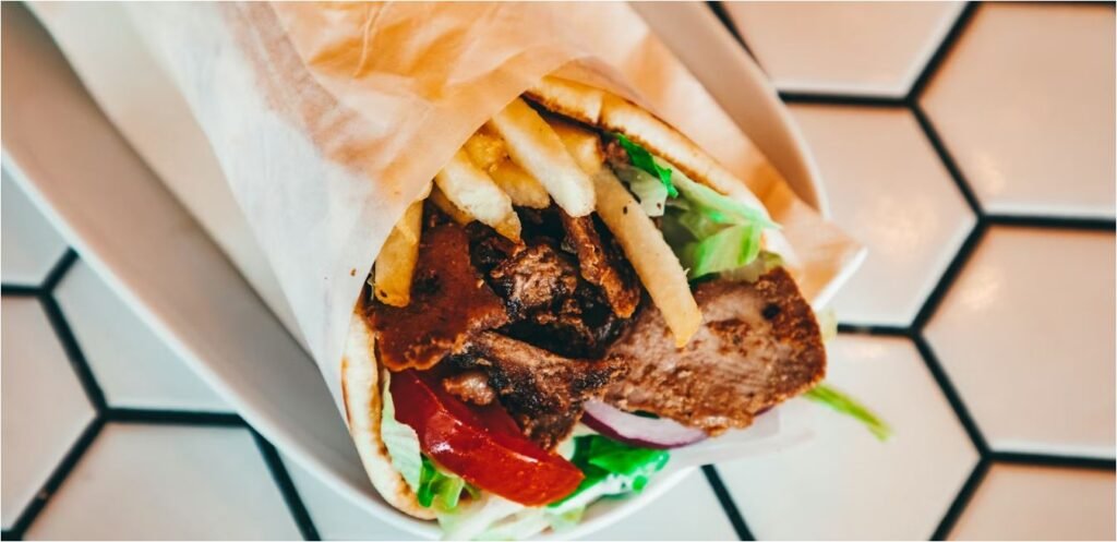 Ο Πόλεμος στη Μέση Ανατολή «Αναστατώνει» τις Τιμές: Πότε το Σουβλάκι και η Χωριάτικη «Ξεφεύγουν»