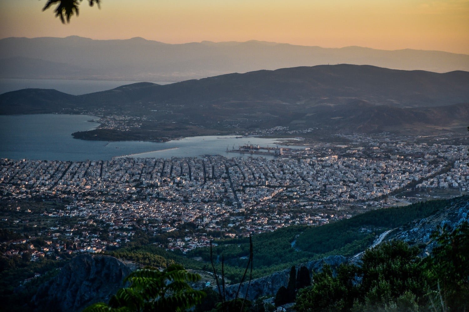 Σημαντικές Εξελίξεις στον Βόλο: Τρεις Συλλήψεις για Ναρκωτικά και Όπλα