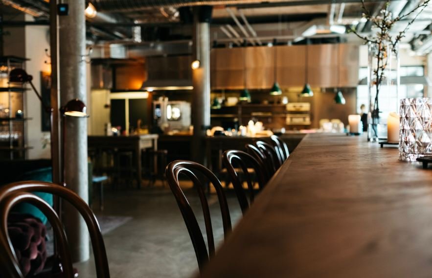 Σημαντική Πτώση στον Τζίρο της Εστίασης: Οι Έλληνες Επιλέγουν Εξόδους Μόνο τα Σαββατοκύριακα Λόγω της Ακρίβειας