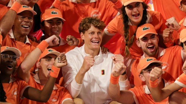 Το Συναρπαστικό “Sunshine Double” στο Τένις: Πώς ο Γιανίκ Σίνερ Έγραψε Ιστορία (Βίντεο)