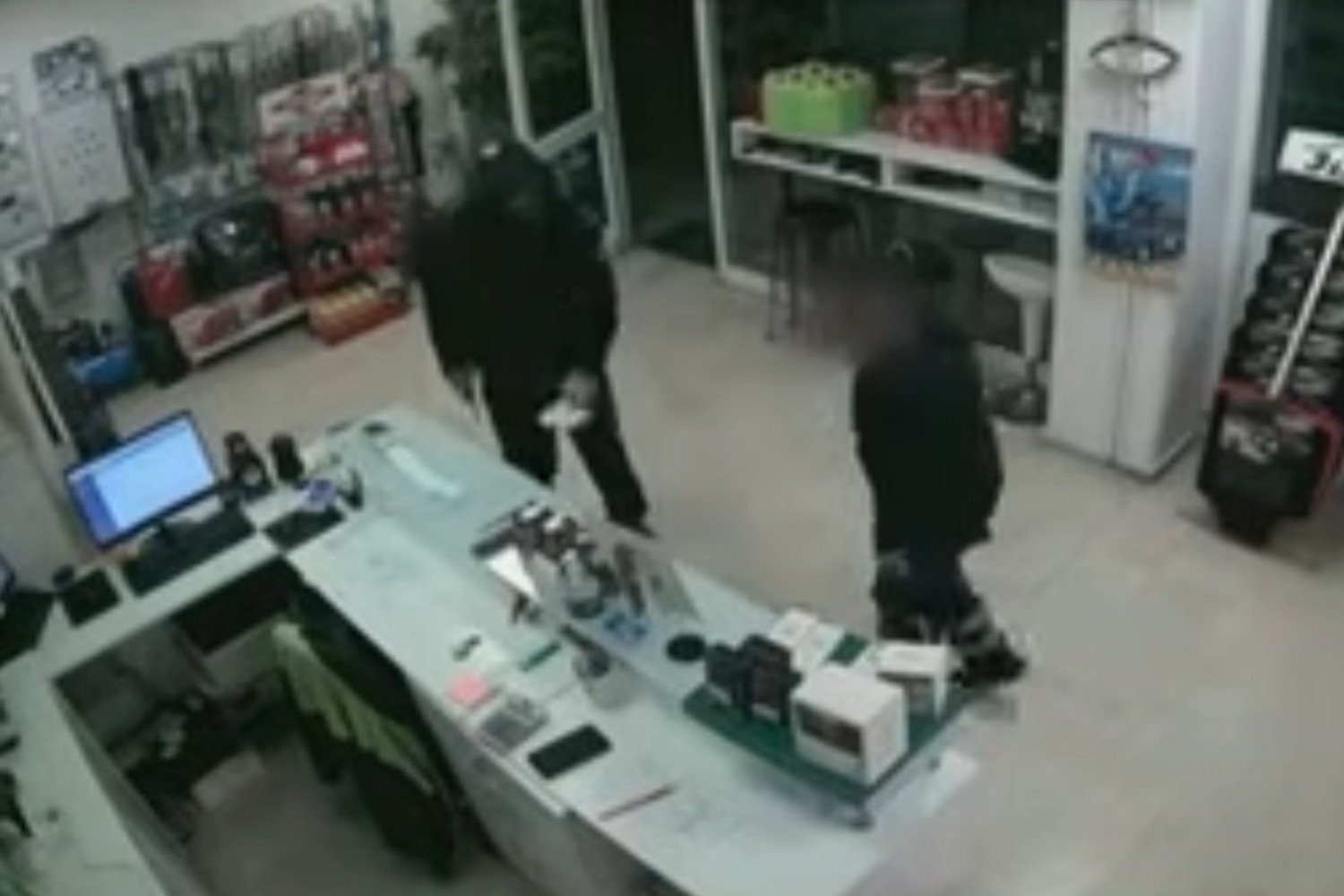 Αγρίνιο: Ο 55χρονος ληστής βενζινάδικου παραδόθηκε στην αστυνομία συνοδευόμενος από τον ιερέα του, αφού πρώτα εξομολογήθηκε – Επέστρεψε και τα κλεμμένα χρήματα