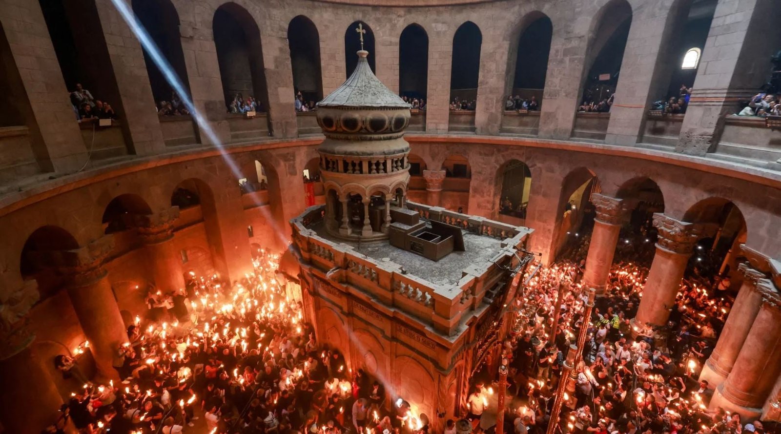 Λύση στο “θρίλερ” της τελετής του Αγίου Φωτός: Δύο σενάρια πτήσης και οι όροι της αστυνομίας