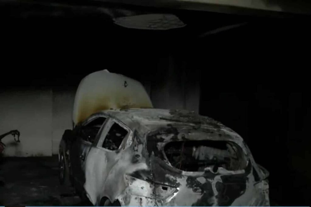 Θεσσαλονίκη: Συναγερμός Μεσάνυχτα για Φωτιά σε Πιλοτή Πολυκατοικίας, Αυτοκίνητο Ολοσχερώς Καμένο – Εξετάζεται Εμπρησμός (Βίντεο)