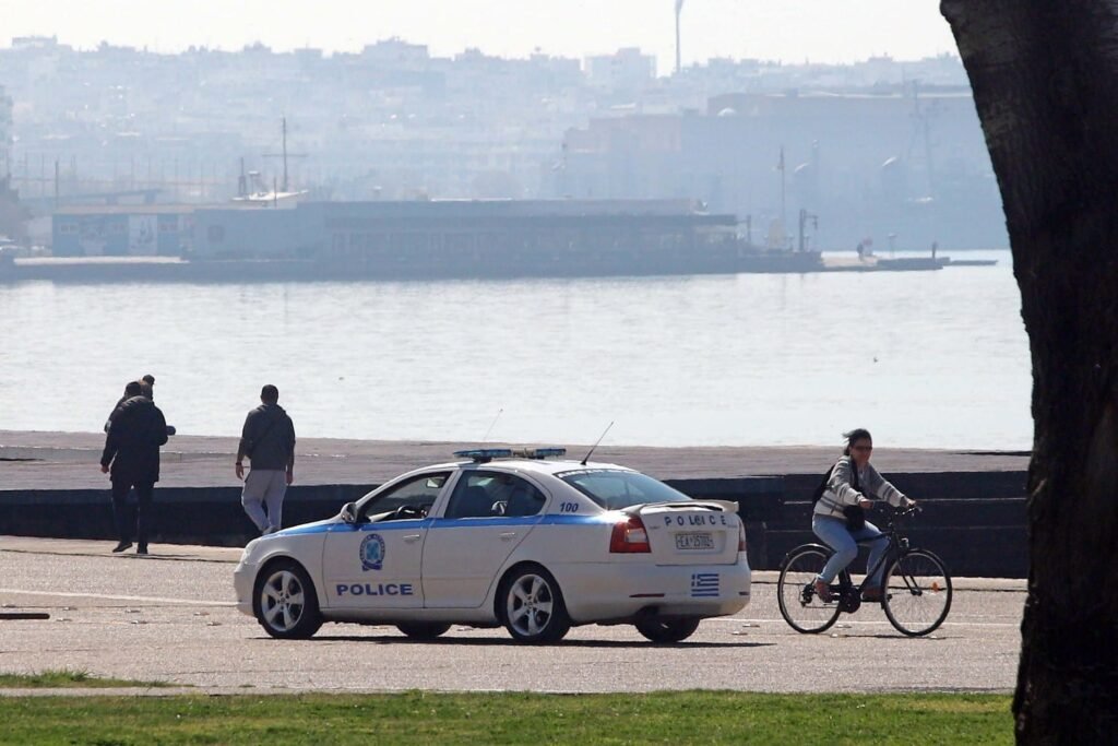 Συγκλονιστικό Περιστατικό στη Θεσσαλονίκη: Τετράχρονο Παιδί Εντοπίστηκε Να Περιπλανιέται Μόνο Του – Οι Γονείς του Προσήχθησαν