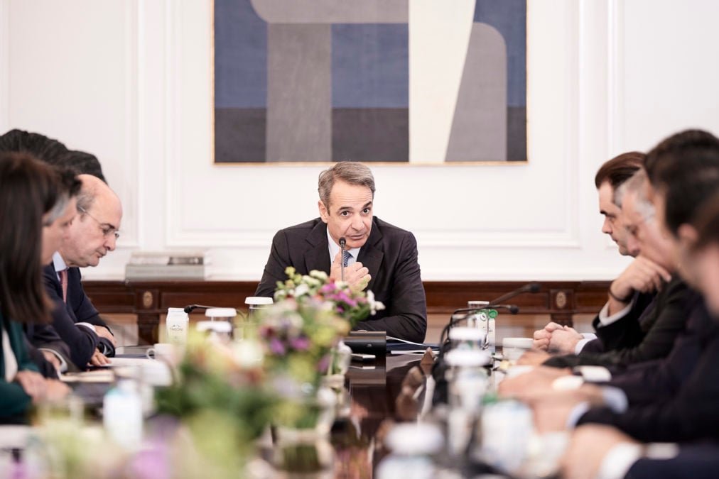 Συνάντηση υπό τον Πρωθυπουργό Μητσοτάκη για την Αντιμετώπιση της Ακρίβειας: Επιδότηση Diesel από Αύριο, Έλεγχοι σε 100 Εταιρείες Τροφίμων