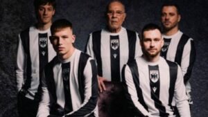 ΠΑΟΚ 100 Χρόνια: Αποκαλυφθείσα η επετειακή φανέλα με τη συμμετοχή των θρύλων Κούδα, Βιεϊρίνια και του νεαρού Κωνσταντέλια (Βίντεο)