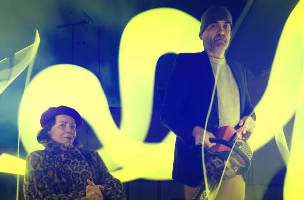 Ανατρεπτική Σκηνοθεσία: “ANÉANTIR” (Εκμηδένιση) από την Ομάδα Elephas Tiliensis στο Θέατρο Ροές, Μια Παγκόσμια Πρεμιέρα που Θέτει Ερωτήματα για τη Σύγχρονη Ύπαρξη