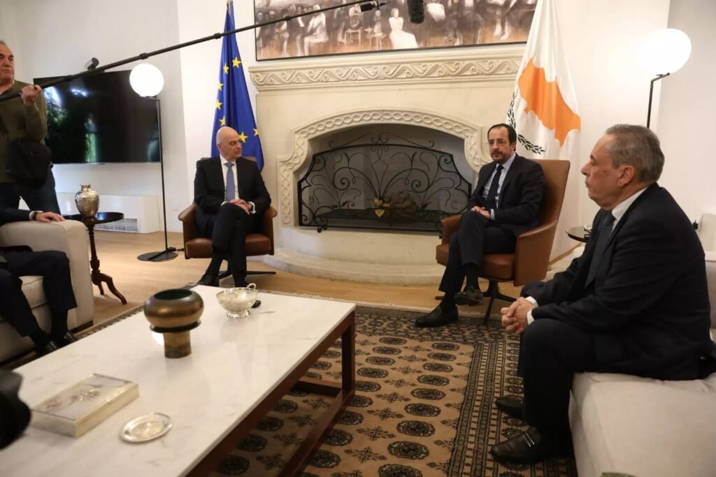 Δένδιας προς Χριστοδουλίδη και Πάλμα: Η Ελλάδα έτοιμη να προσφέρει κάθε δυνατή βοήθεια στην Κύπρο