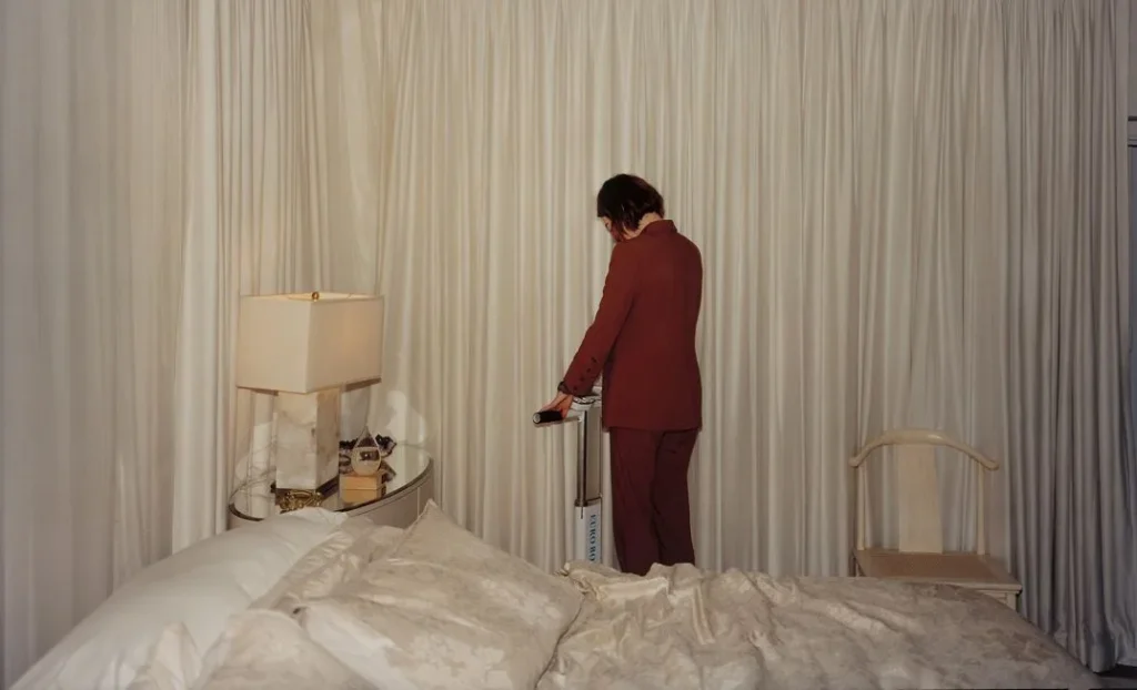 Ειδικές Περιηγήσεις για Όλους: Ανακαλύψτε την Έκθεση Φωτογραφιών του Γιώργου Λάνθιμου στη Στέγη