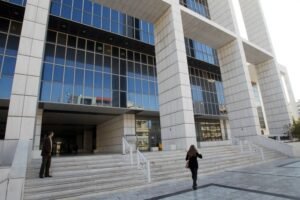 Προληπτική Εκκένωση στο Εφετείο Αθηνών Λόγω Τηλεφωνήματος για Βόμβα