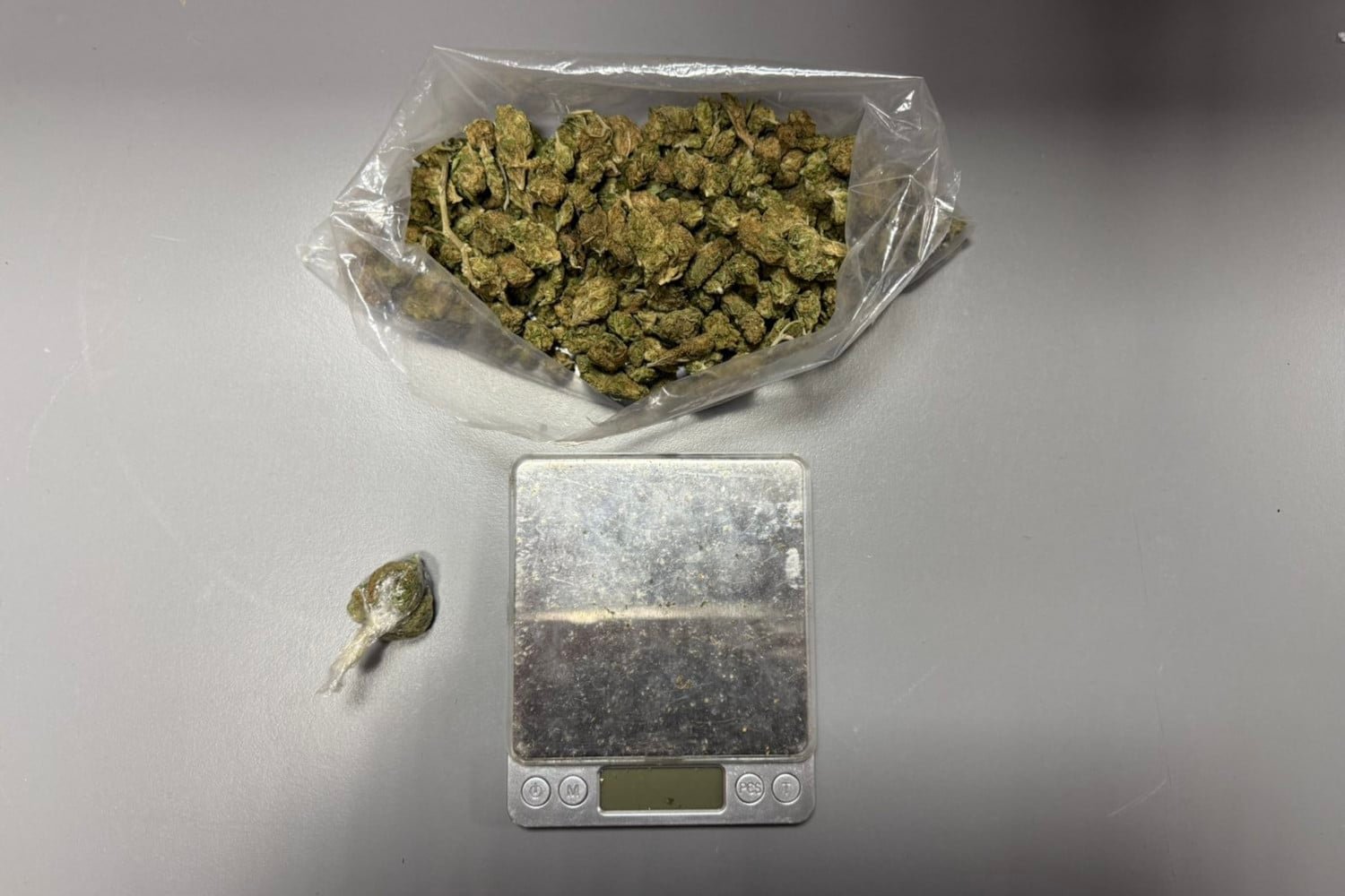 Σύλληψη για Διακίνηση Ναρκωτικών στις Οινούσσες: Αστυνομική Επιχείρηση Οδήγησε στον Εντοπισμό και την Κατάσχεση Ουσιών