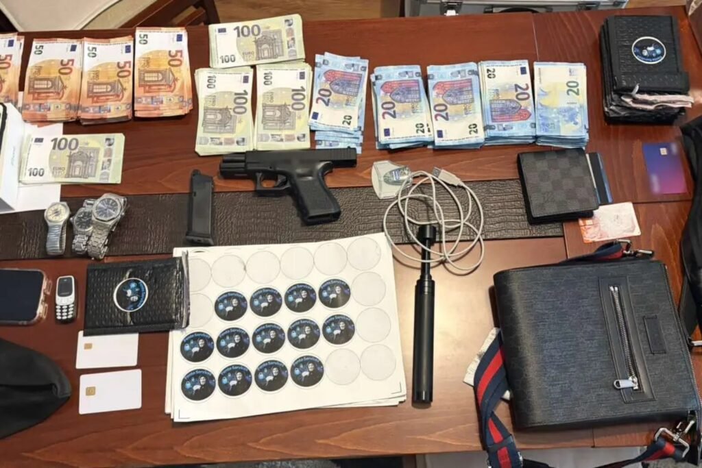 Σύλληψη ανήλικου στην Κατερίνη: Κατασχέθηκαν χιλιάδες ευρώ σε πλαστά χαρτονομίσματα, κάρτες-κλώνοι και πιστόλι ρέπλικα