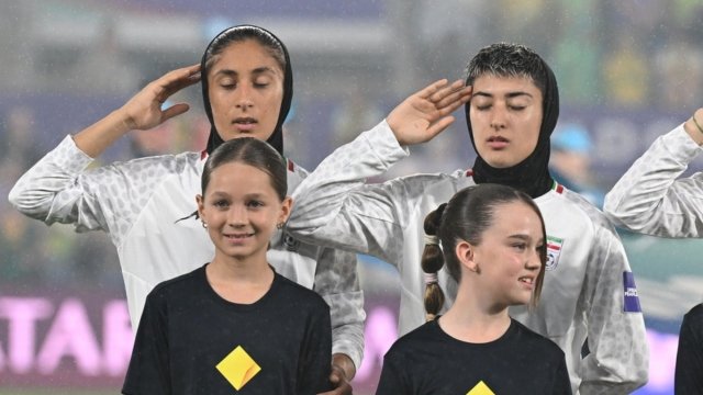 Το Στρατιωτικό Χαιρετισμό των Παικτριών του Ιράν: Αντίδραση ή Εξαναγκασμός πίσω από τη Σιωπή τους στο Asian Cup;