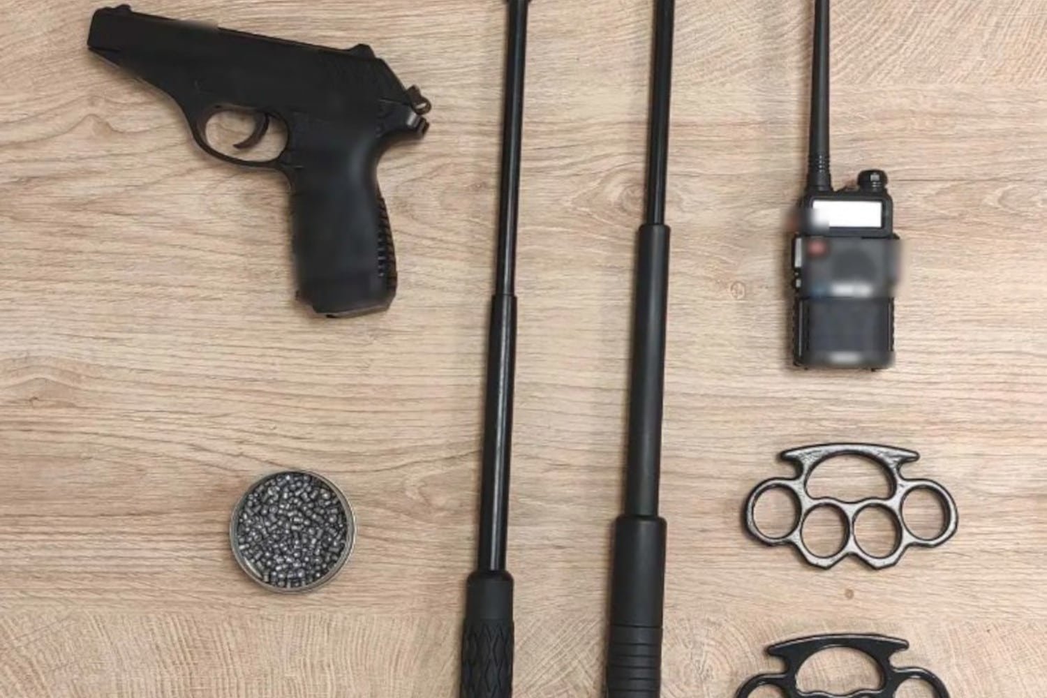 Καστοριά: Σύλληψη 22χρονου με 7,7 κιλά κάνναβης – Κατασχέθηκαν σιδερογροθιές και αεροβόλο όπλο