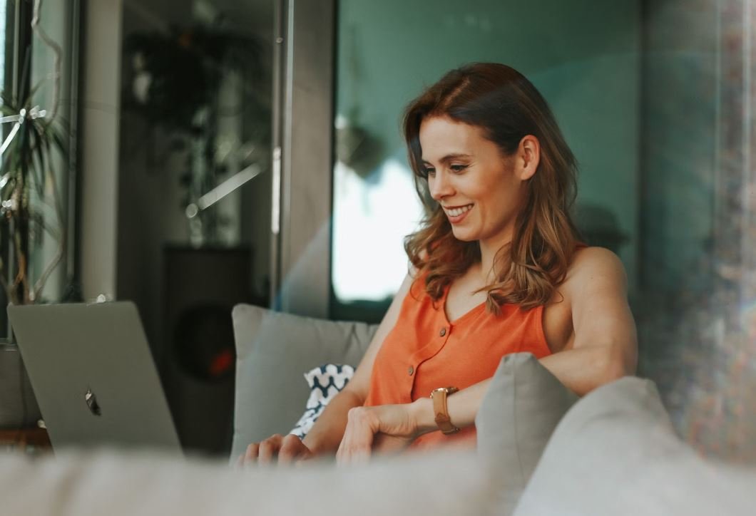 Έρευνα: Η Υβριδική Εργασία Ανεβάζει την Καριέρα των Γυναικών – Το 77% Δεν θα Εργαζόταν Χωρίς Ευελιξία