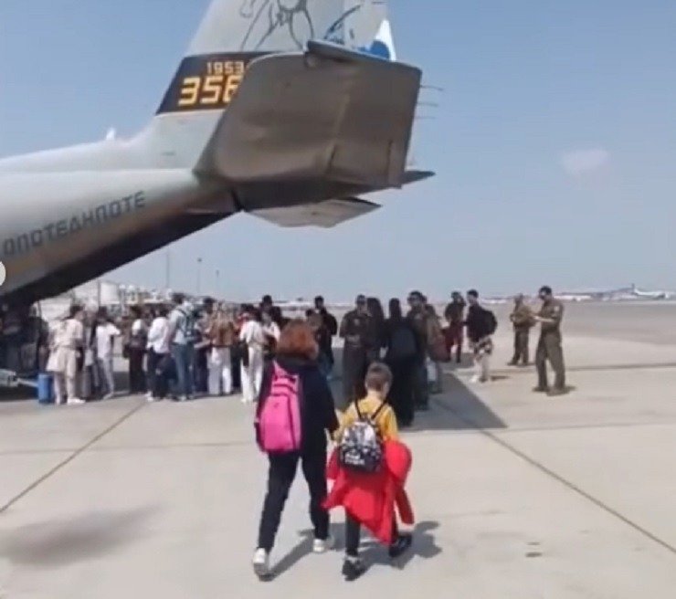 Επέστρεψε στην Ελλάδα η Ομάδα του Άρη και Συγγενείς τους από το Άμπου Ντάμπι μετά από Εγκλωβισμό